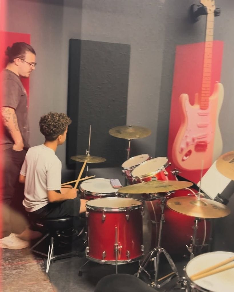 Santiago, por su parte, eligió la batería para sus primeras clases de música 