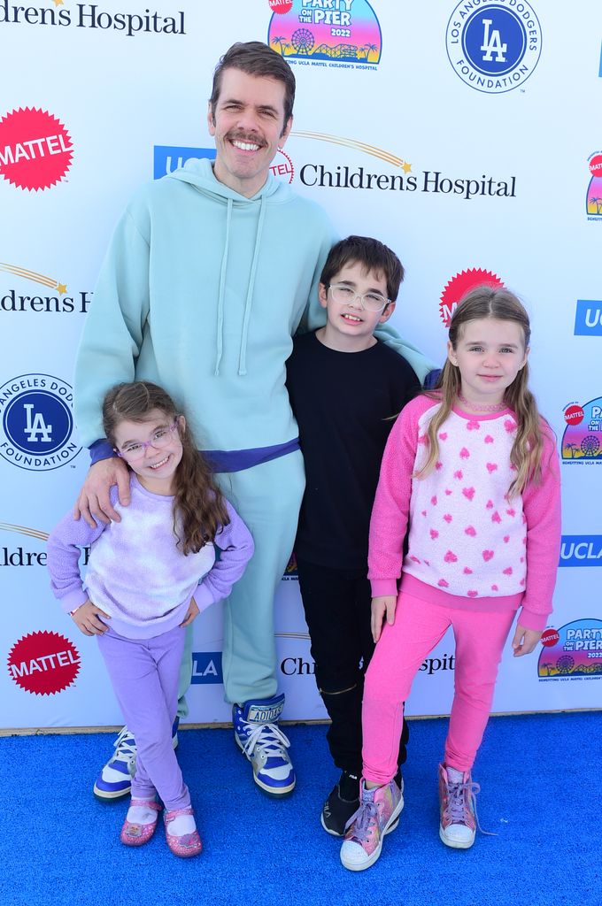 Perez Hilton con sus tres hijos: Mia Alma Lavandeira, Mario Armando Lavandeira III y Mayte Amor en un evento en Santa Mónica en noviembre de 2022