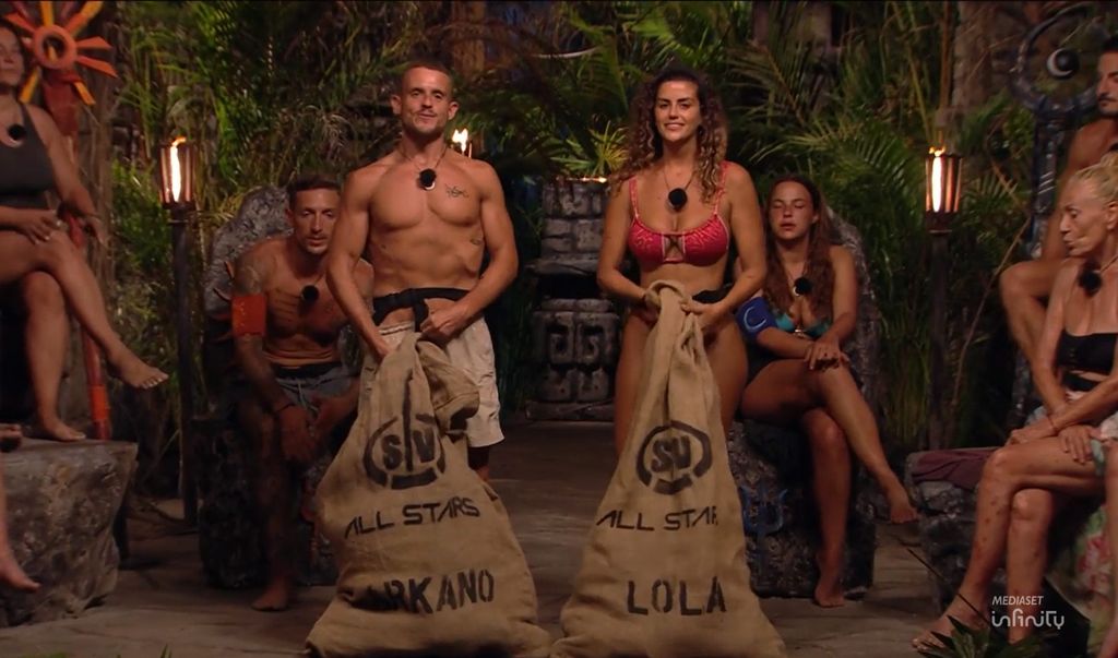 Los nominados, de pie en la palapa