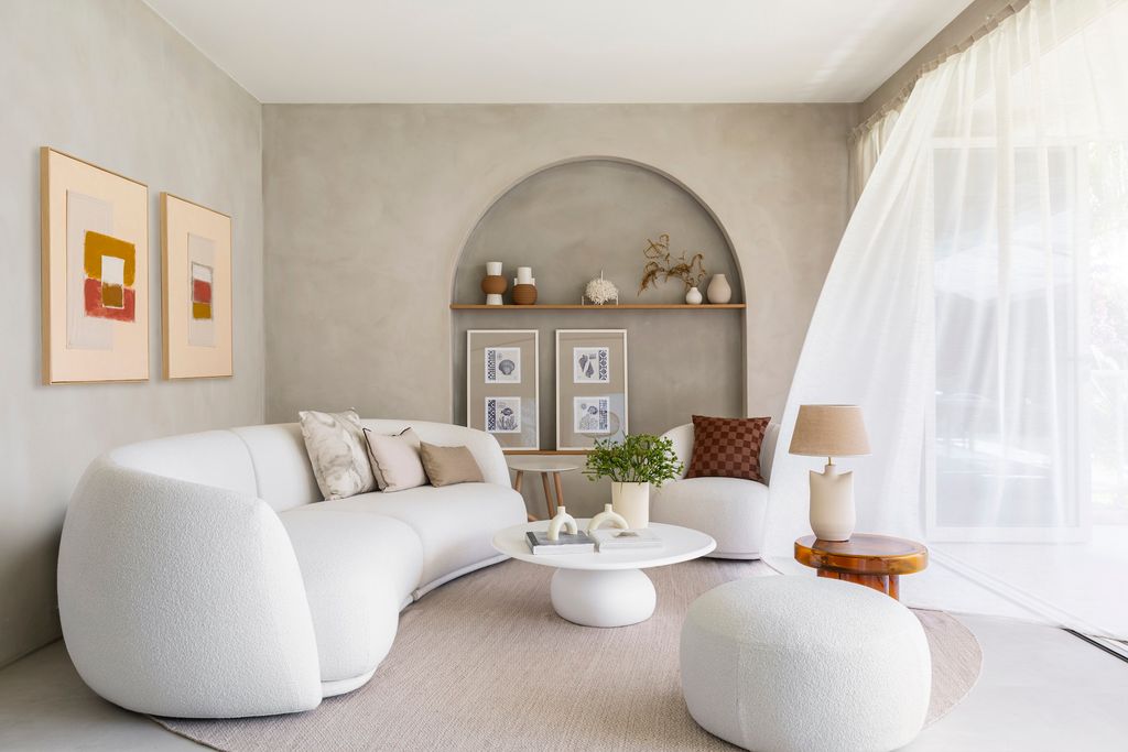Salón moderno con hornacina.