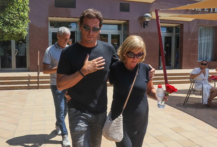 Albert Rivera junto a su madre tras fallecer su padre