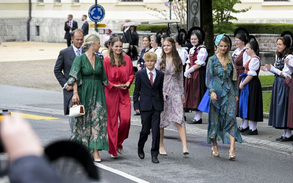 Tatiana de Liechtenstein con su marido y cinco de sus siete hijos, en la boda Maria Carolina de Liechtenstein y Leopoldo Maduro Vollmer en la catedral de Vaduz, Liechtenstein, el 30 de agosto de 2025