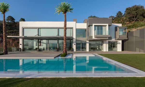 En Villa Arcadio, Maíz y Díaz han jugado con módulos de geometría cúbica, que les permite conectar la vivienda con lo que le rodea, entrelazando al máximo la relación exterior-interior. Gonzalo Botet ® para KAWNEER
