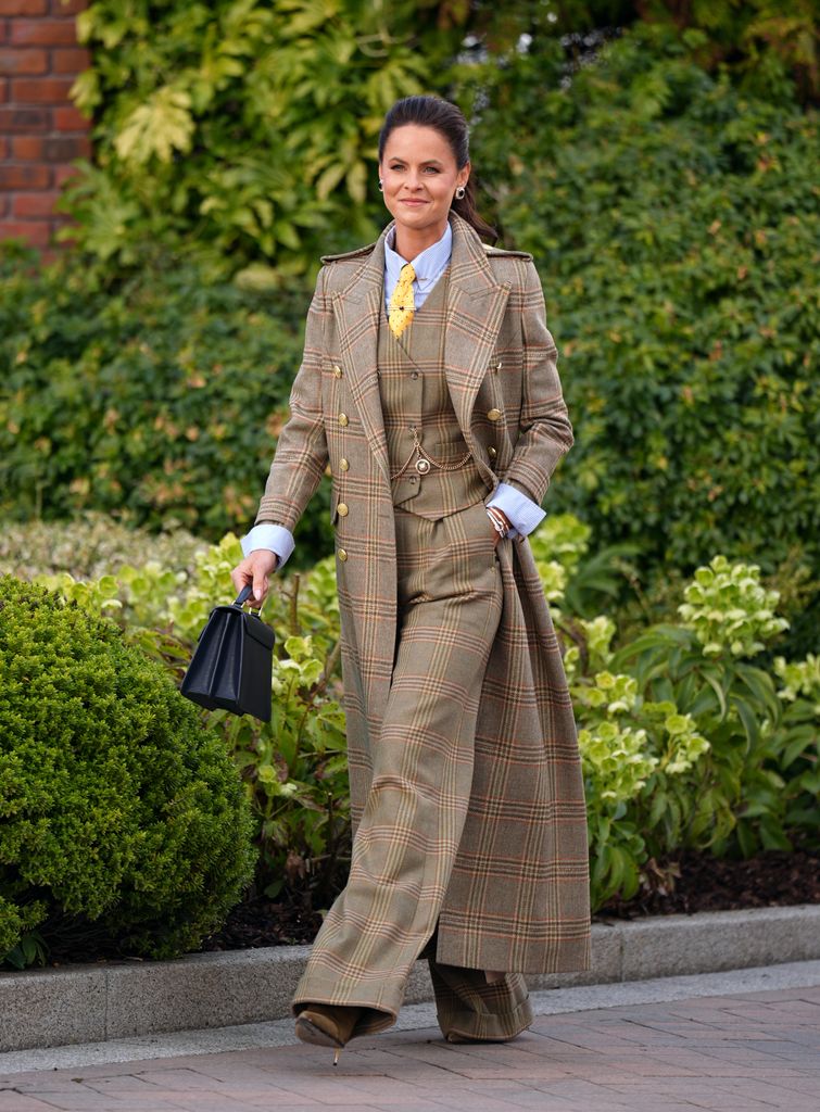 Jade Holland Cooper: look de invitada en el Cheltenham 2025