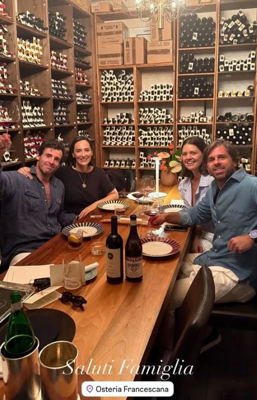 Íñigo Onieva con Tamara Falcó frente a Isabelle Junot y Álvaro Falcó en Osteria Francescana.