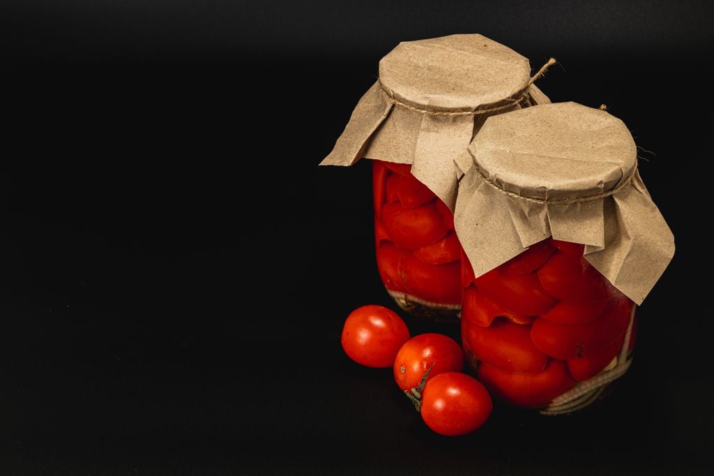 Los tomates en conserva se cortan o machacan más o menos, en función del gusto.