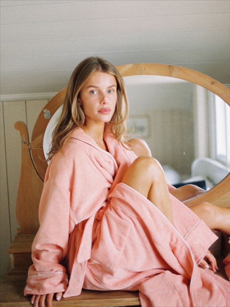 Josefine Vogt con albornoz rosa frente a un tocador