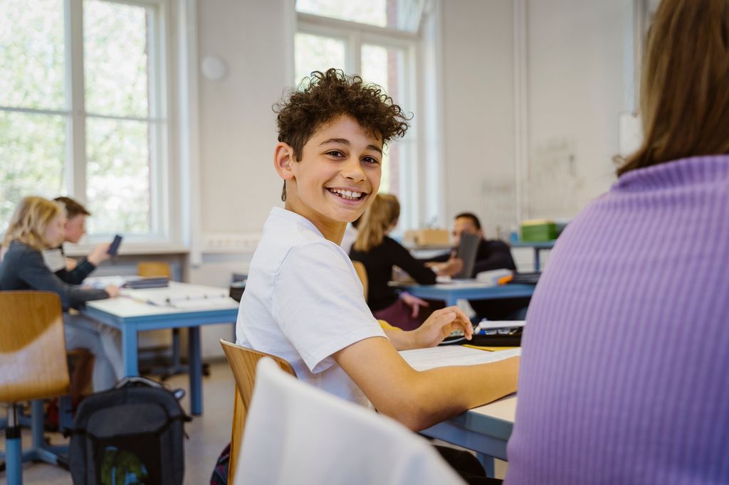 Adolescente en clase de idiomas en el extranjero
