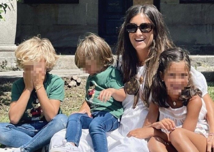 María con tres de sus cuatro hijos 
