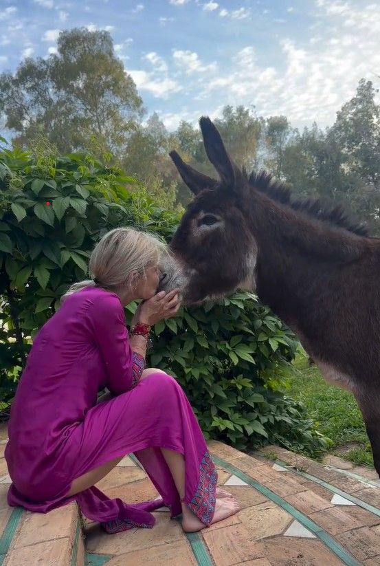 Eugenia besa a su burra Catalina, de 25 años