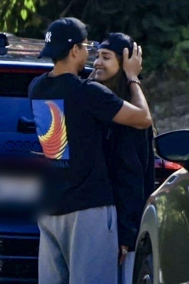 Danny Ramírez le puso al revés la gorra a Jessia Alba