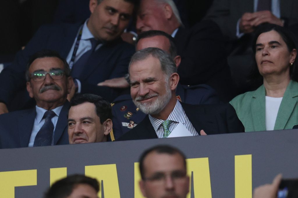 El soberano, muy sonriente