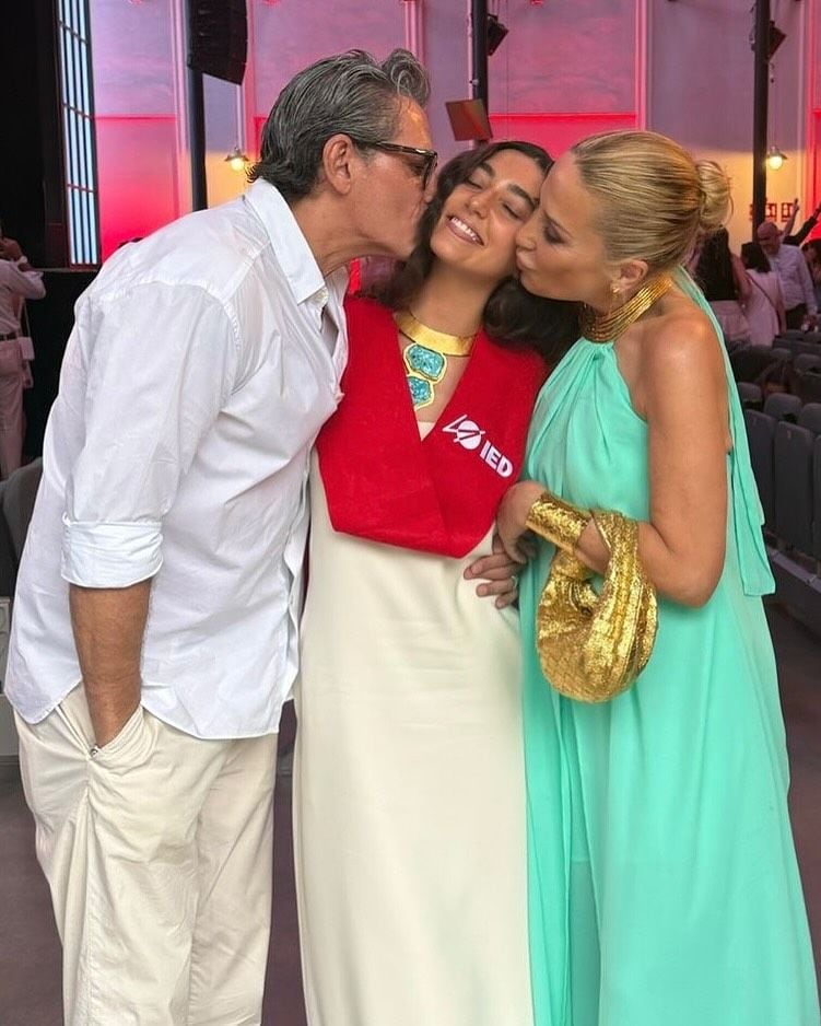 Marta Sánchez y Jesús Cabanas con su hijo