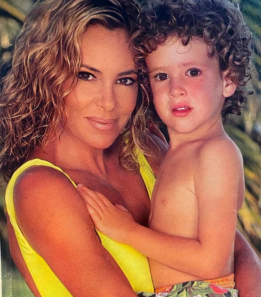 Madre e hijo, en un posado de los años 90