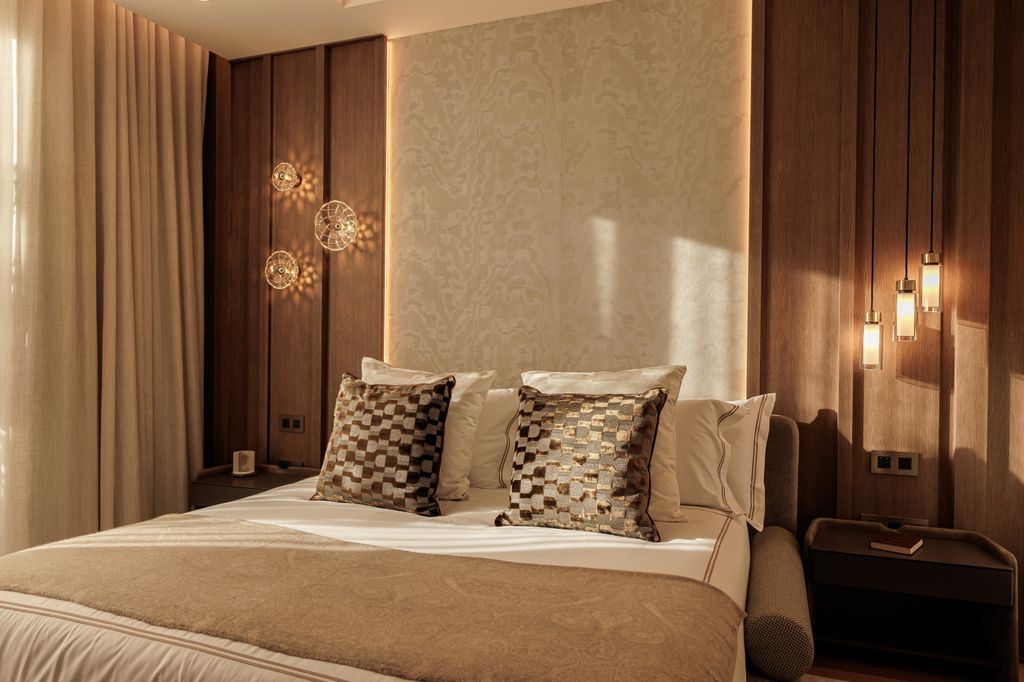 Dormitorio con pared del cabecero de madera