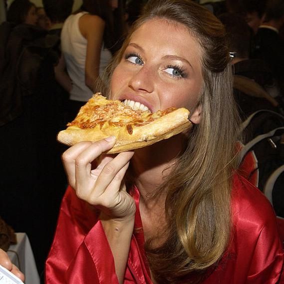 gisele b ndchen comiendo pizza
