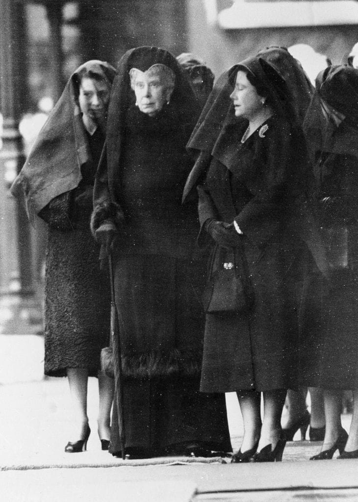 La reina Isabel II, con la reina madre y la reina María, en el funeral del rey Jorge VI en 1952