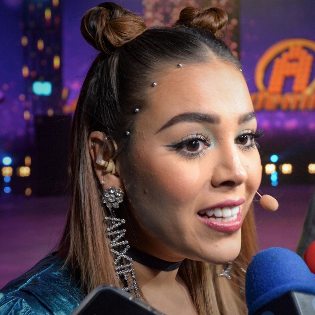 danna paola luce inscrustraciones alrededor de su peinado