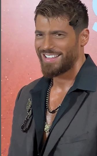 Can Yaman posando para los medios en el estreno de 'El Turo' en Río de Janeiro