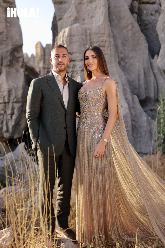 Zein lució un vestido con capa en tono arena cubierto de pedrería para la preboda, que anticipó el despliegue de lujo que caracterizaría cada detalle a partir de ese instante.