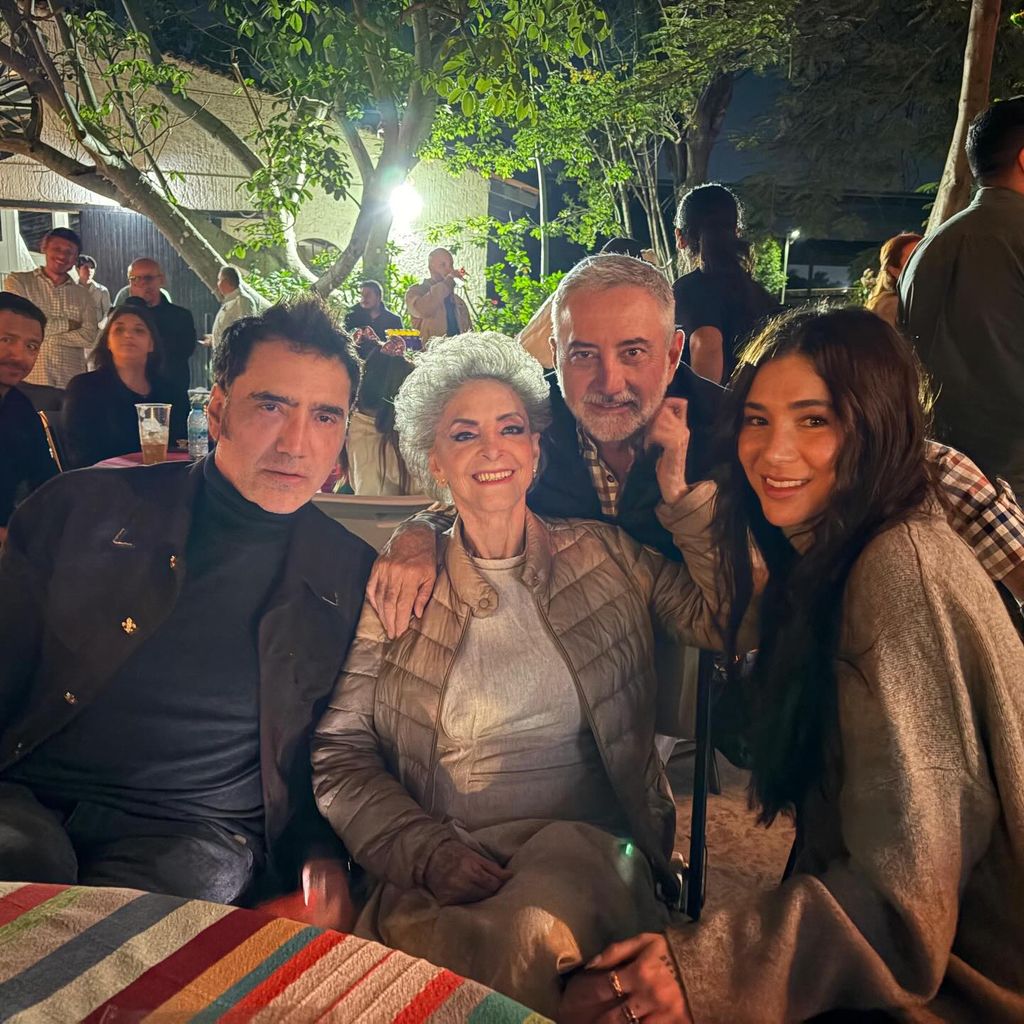 El Potrillo junto a su mamá, uno de sus hermanos y su novia, Karla Laveaga