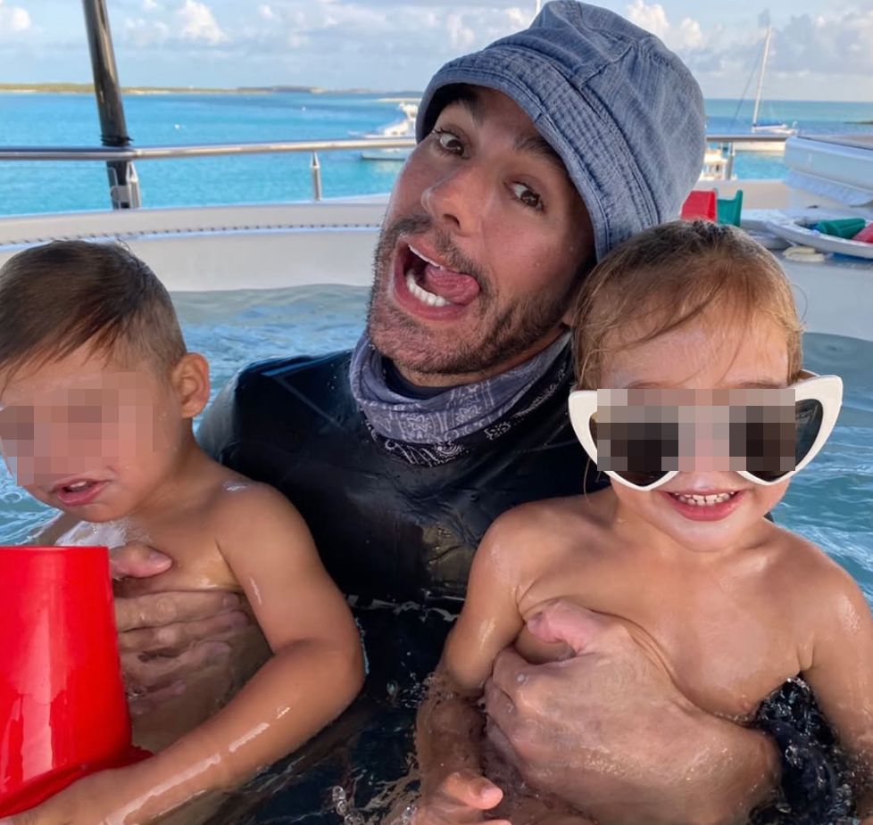 Enrique Iglesias, con sus hijos