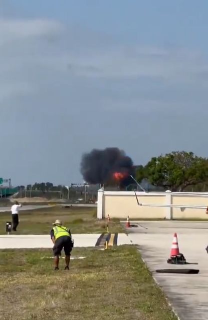 Testigos del incidente captaron el momento en el que la avioneta se estrelló, causando una gran explosión.