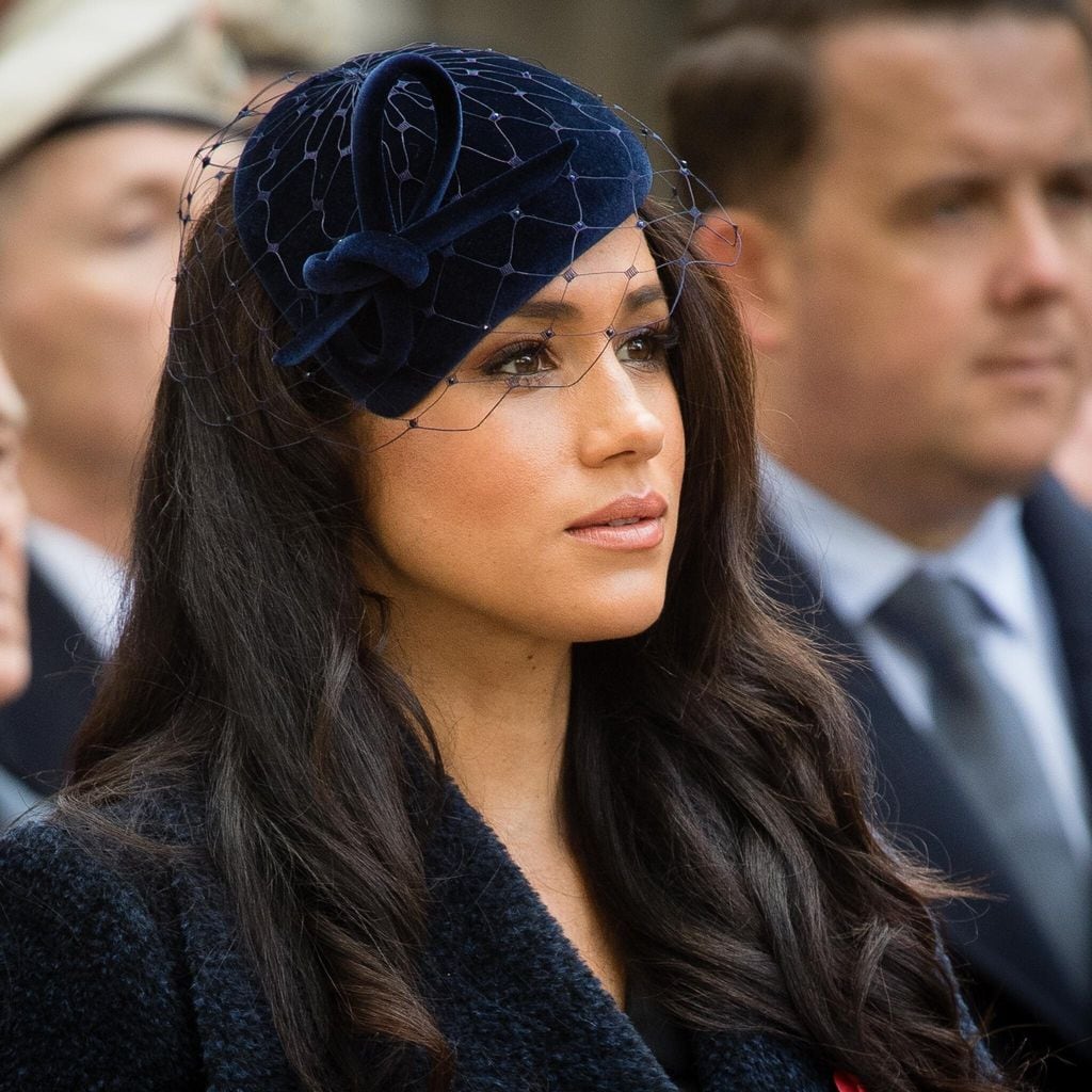 Los pómulos prominentes de Meghan embellecen su expresión