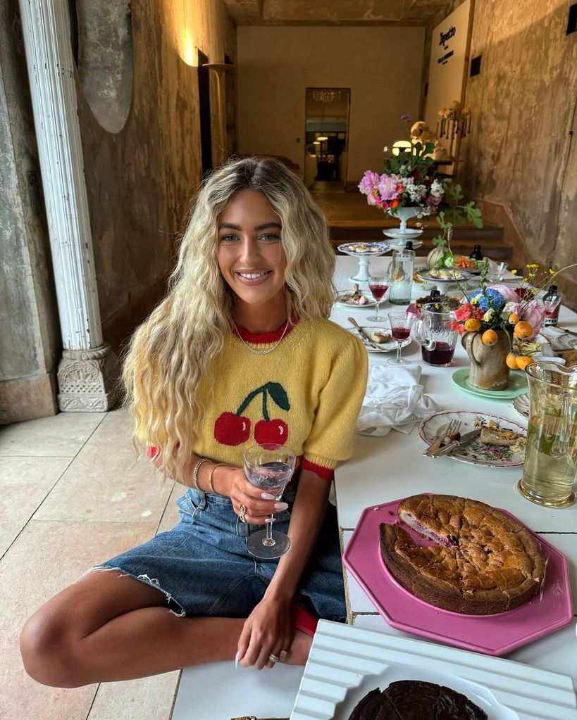 emili sindlev con una tarta