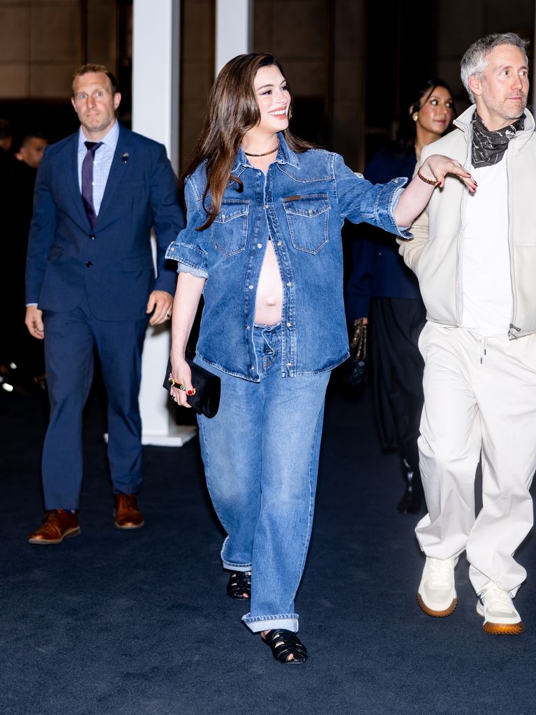 Anne Hathaway deslumbra en las calles de Nueva York con un atuendo de denim completo.
