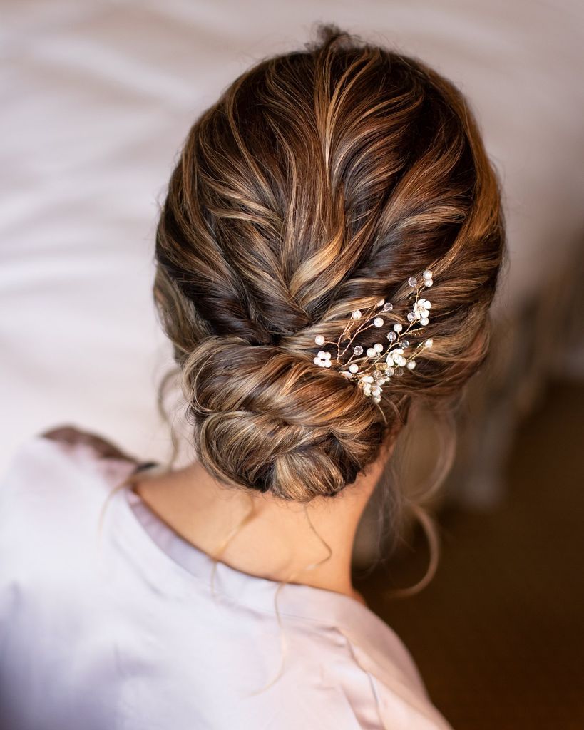 Peinado con ondas en moño para invitadas con media melena