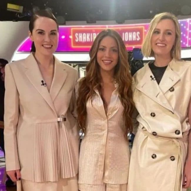 Shakira junto a las actrices Michelle Dockery (Lady Mary Crawley) y a Laura Carmichael (Lady Edith Crawley)