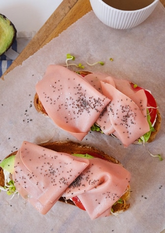 Sándwich Caprese con aguacate y jamón Heura