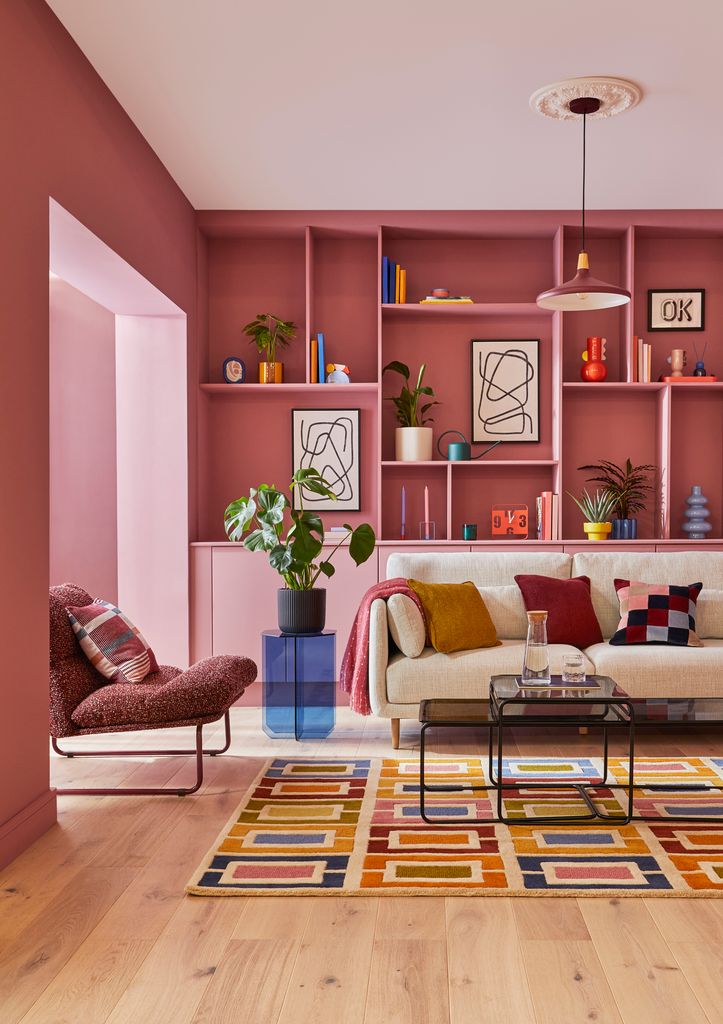 Salón pintado de color rosa