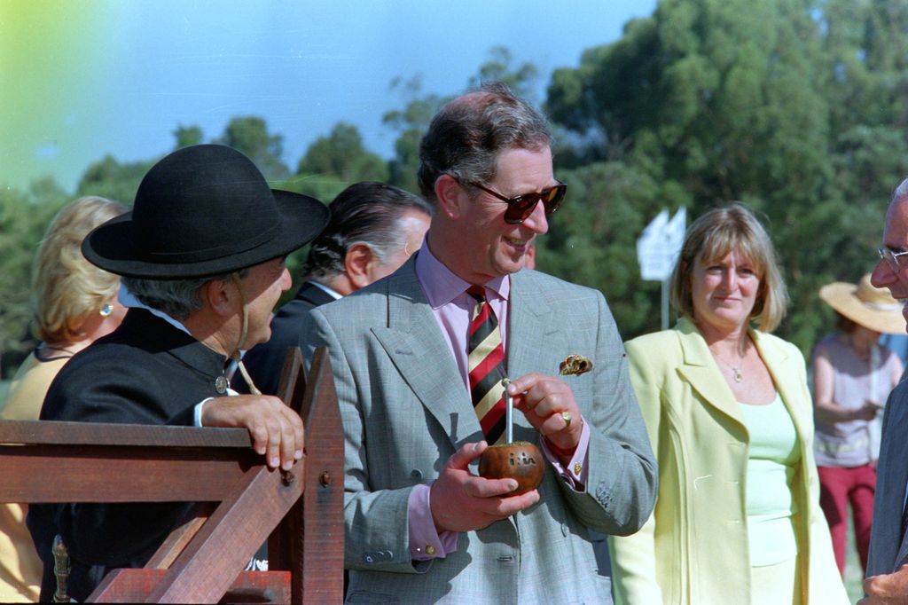 El príncipe Carlos visita la granja Las Brujas en Uruguay en 1999 con su secretaria de prensa, Sandy Henney