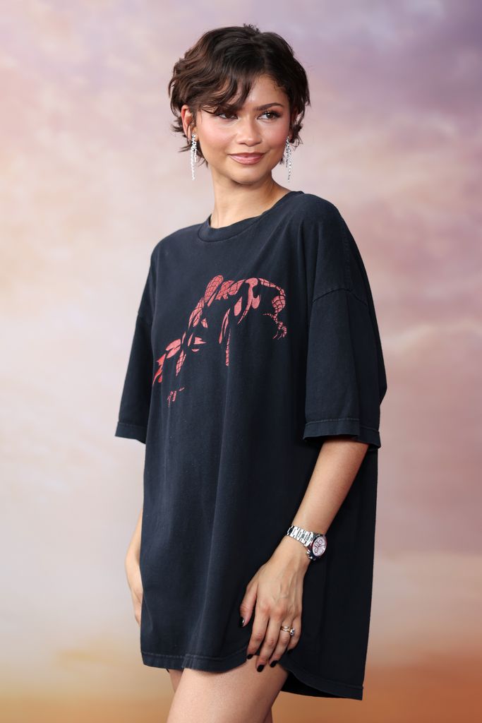 Zendaya sorprendió con un atuendo inesperado en París para la promoción de 'Spider-Man: Brand New Day'. 