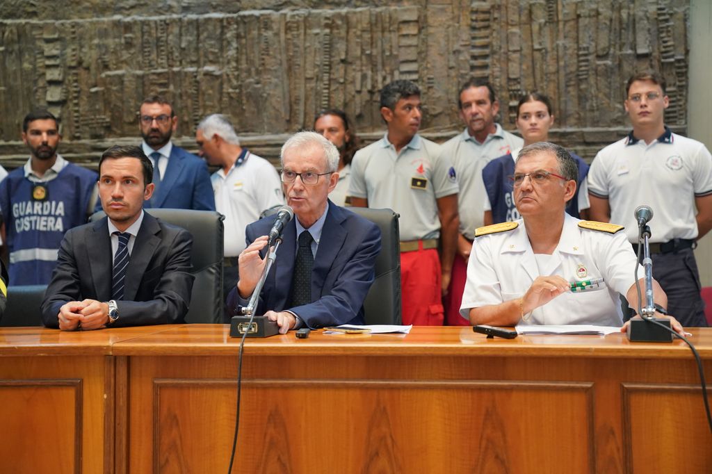 El fiscal Raffaele Cammarano, el fiscal jefe Ambrogio Cartosio y el director marítimo de Sicilia occidental, el contralmirante Raffaele Macauda encargados de investigar el naufragio del yate Bayesian