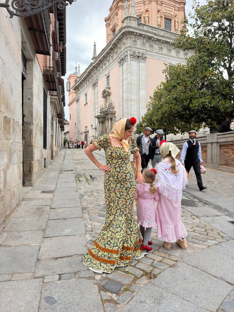 Ichi Aragón con sus dos hijas en la celebración de San Isidro.