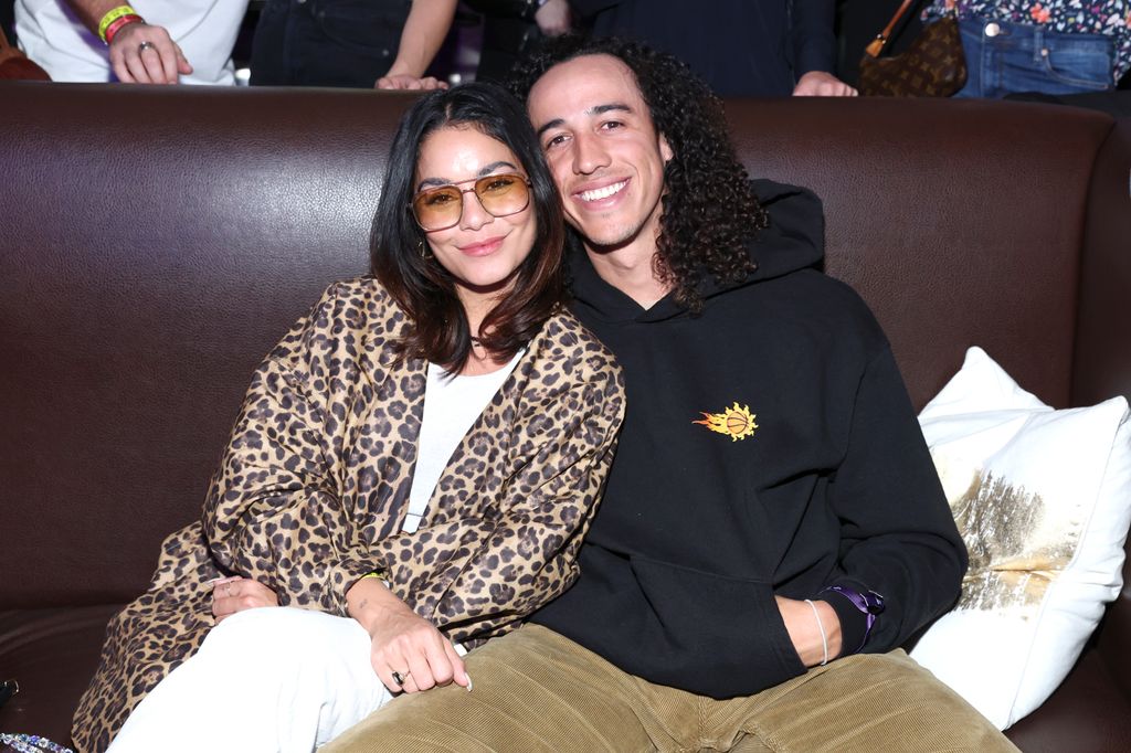 Vanessa Hudgens y Cole Tucker.