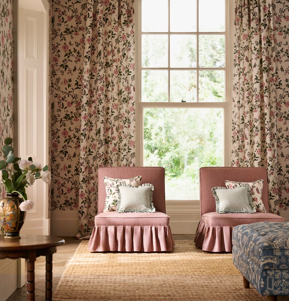 Salón con cortinas de flores y sillones con volantes