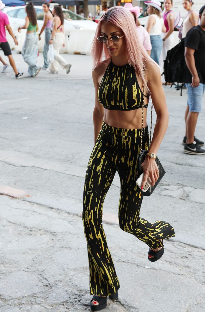 Hiba Abouk en el concierto de Karol G