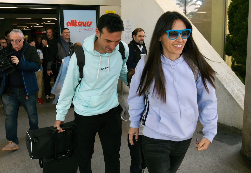 Lionel Scaloni y su mujer saliendo del aeropuerto de Mallorca tras el triunfo de Argentina en el Mundial de 2022