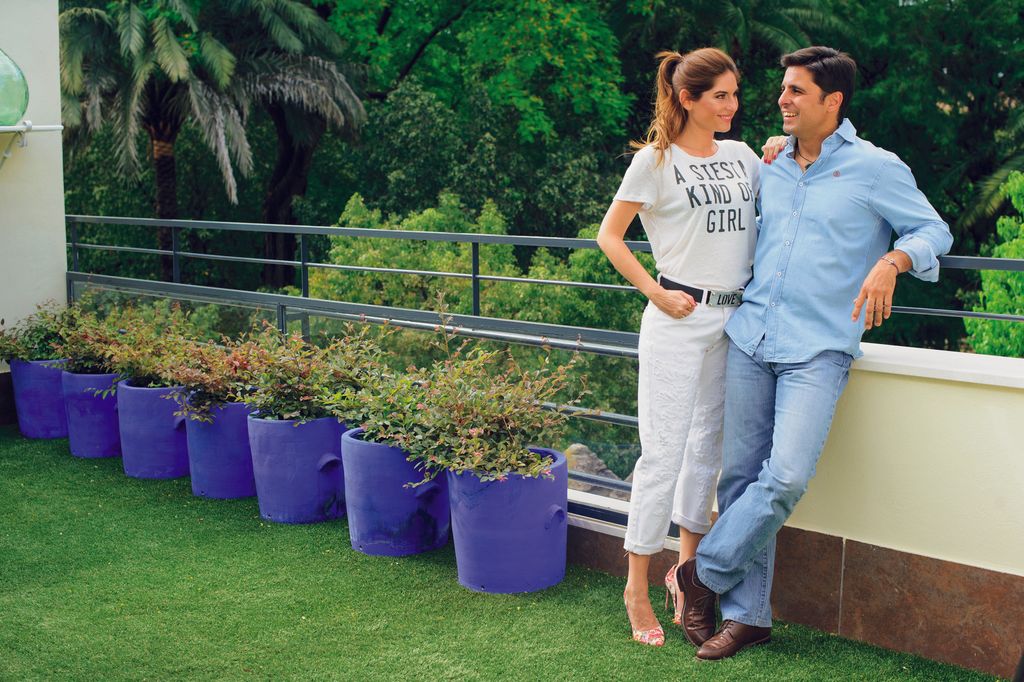 Francisco Rivera y Lourdes Montes posan en la espectacular terraza ajardinada de su casa en Sevilla