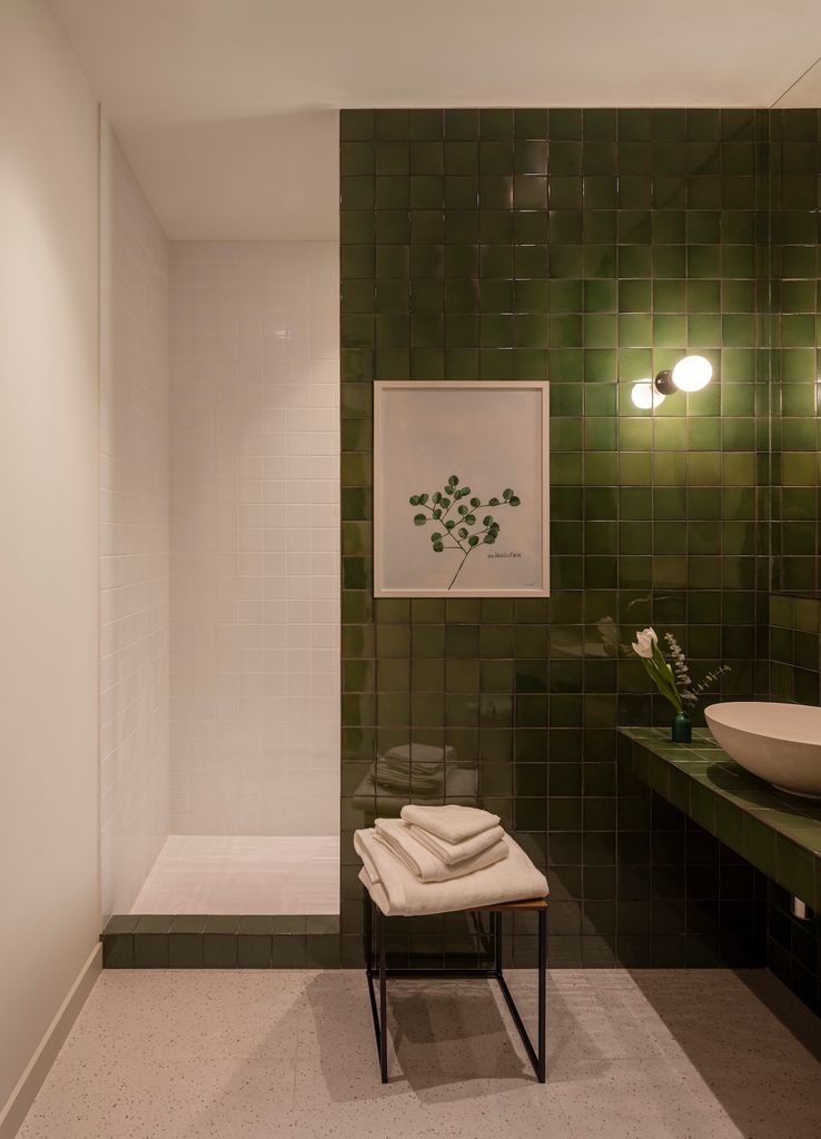 Baño con azulejos verdes. 