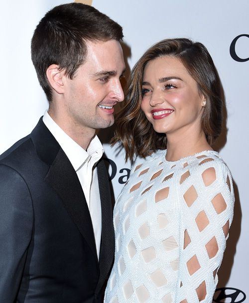 Miranda y Evan se conocieron en noviembre de 2014. Sin embargo, su relación no se hizo pública hasta el verano pasado. Poco a poco, la pareja ha ido afianzando su amor tomando decisiones tan importantes como la de comprarse una casa juntos
