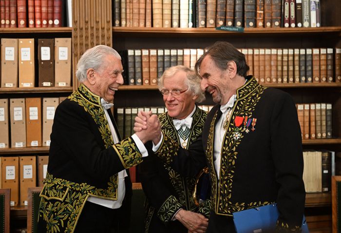 Vargas Llosa con dos académicos antes del acto