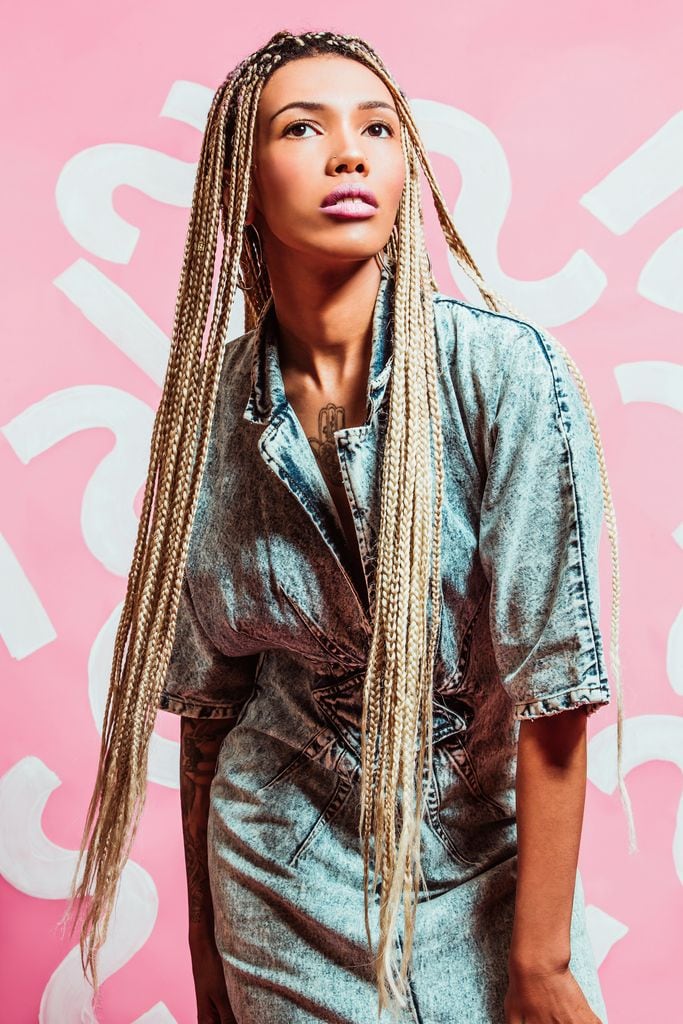 Mujer con melena larga rubia peinada con trenzas africanas