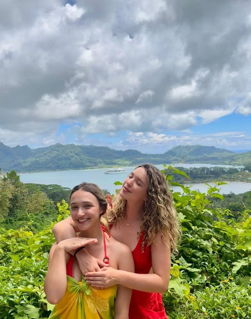 Mía y Nina Rubín en Bora Bora.