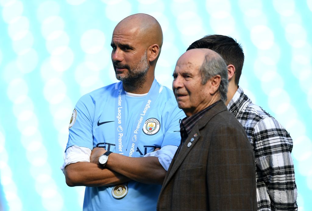 Pep Guardiola junto a su padre, Valentí Guardiola, tras un partido del Manchester City