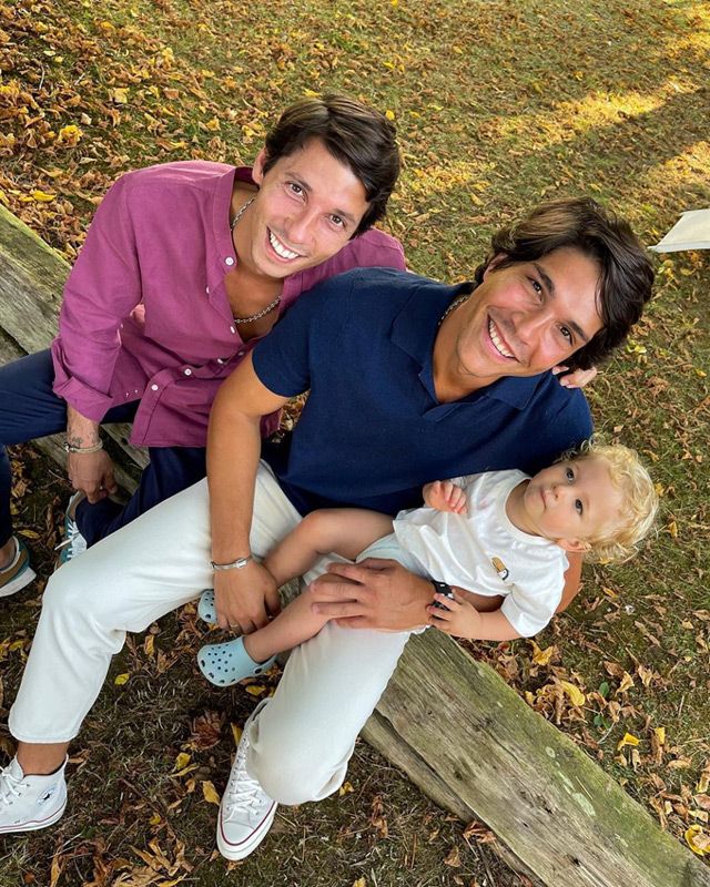 Pablo Castellano junto a su hermano Jose y Martín